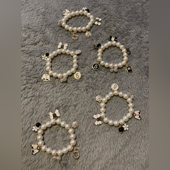 Affordable_Fashion_Jewelry Pearl Charm Bracelets. - Picture 1 of 1